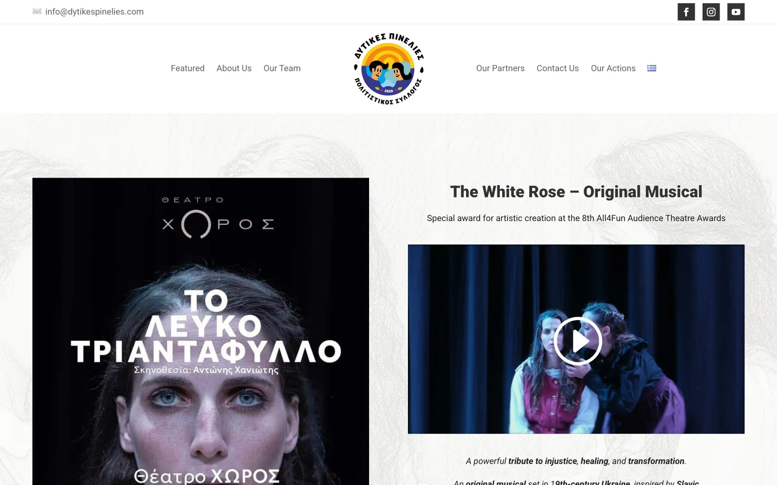 The Dytikes Pinelies home page in English: a top bar with the email address and Facebook, Instagram and YouTube buttons, the round logo of two cartoon faces under a sun, with the menu split on either side of it and a Greek flag for the language; below, a black theatre poster headed "ΘΕΑΤΡΟ ΧΩΡΟΣ", with the title "ΤΟ ΛΕΥΚΟ ΤΡΙΑΝΤΑΦΥΛΛΟ" and a director's credit across a close-up of a performer's face, and beside it the heading "The White Rose – Original Musical", the line "Special award for artistic creation at the 8th All4Fun Audience Theatre Awards", a video still of two performers on stage behind a play button, and the start of an italic description.